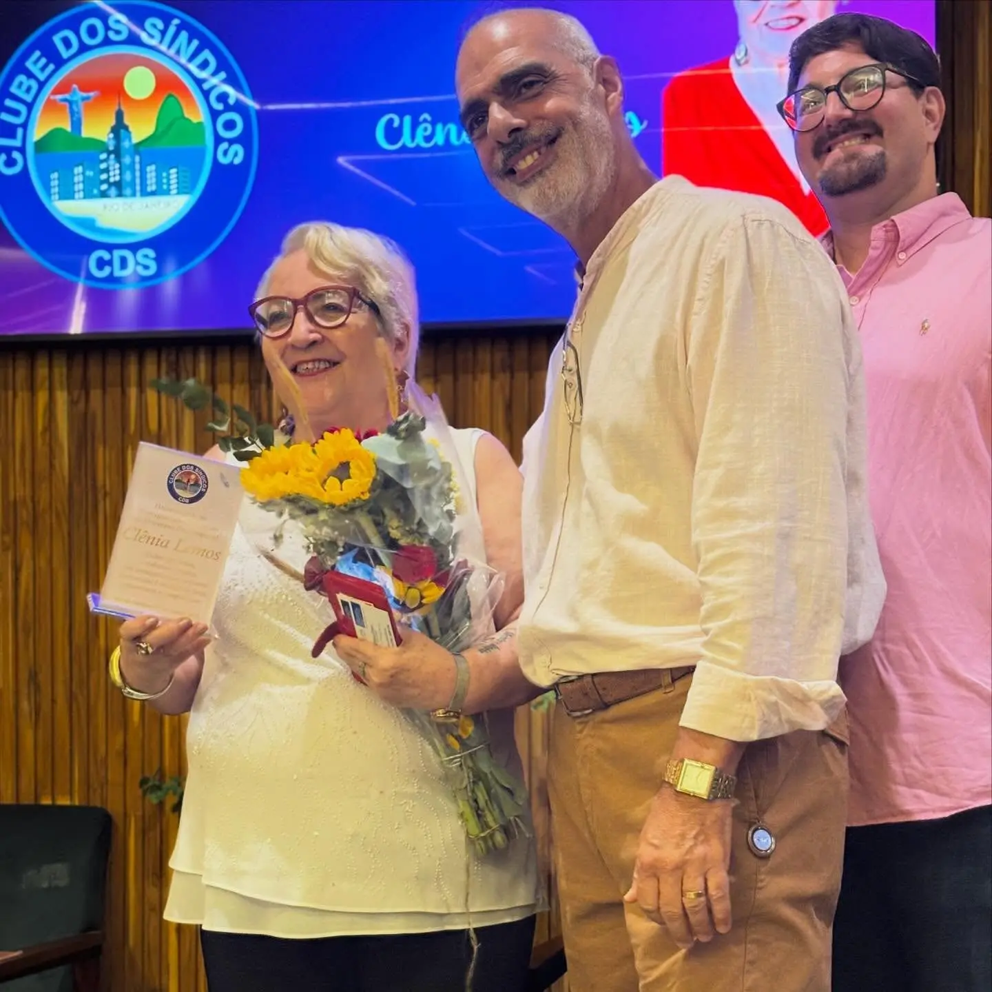 Clênia Lemos: Homenageada como Síndica Experiente e Colunista Condominial