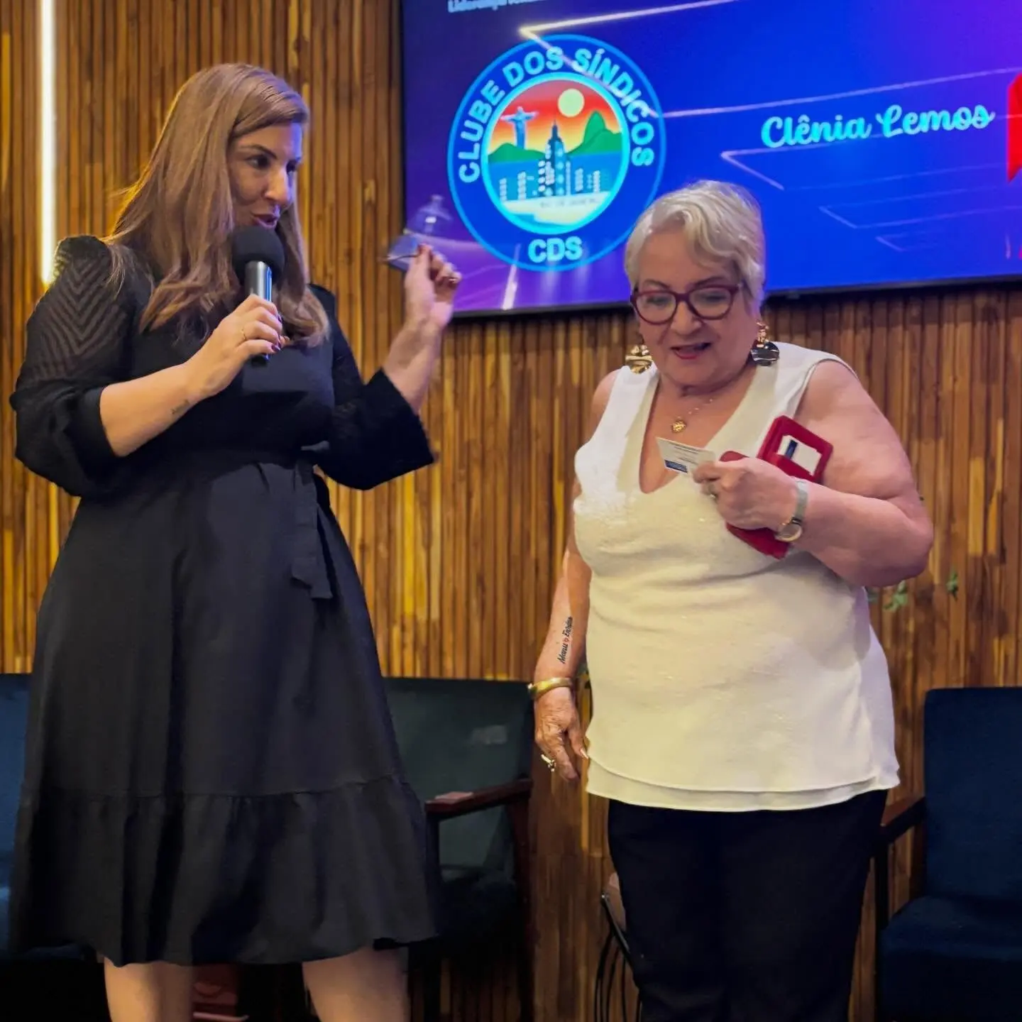 Clênia Lemos: Homenageada como Síndica Experiente e Colunista Condominial