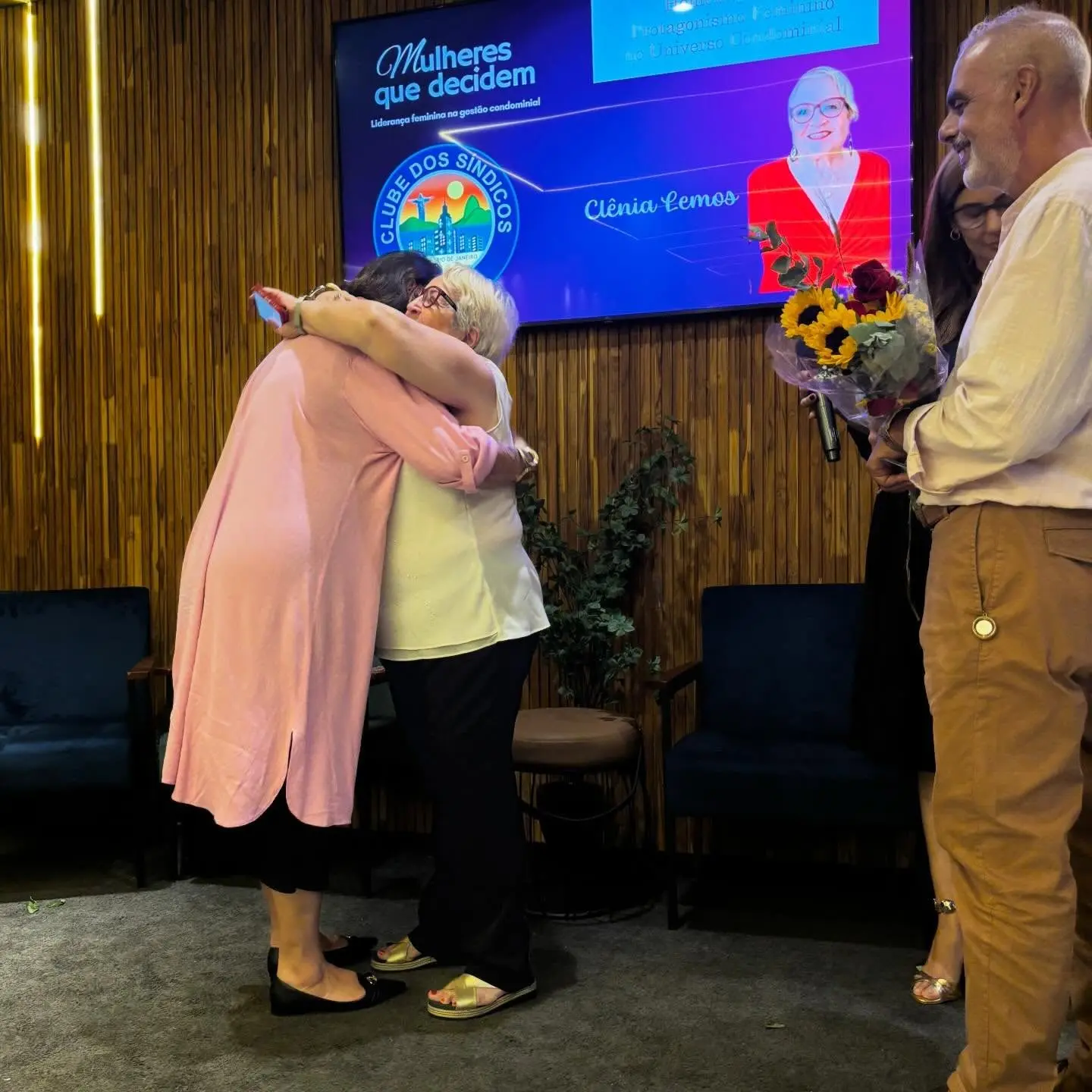 Clênia Lemos: Homenageada como Síndica Experiente e Colunista Condominial