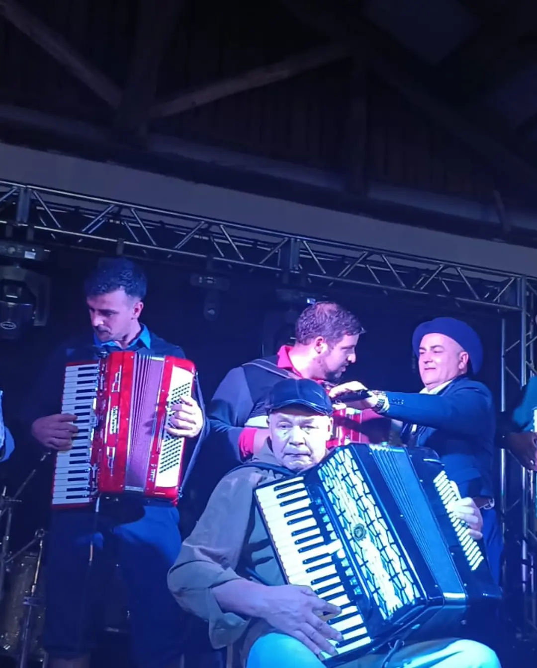 CTG Porteira do Faxinal Celebra Tradição Gaúcha em Praia Grande com Carreteiro e Homenagens