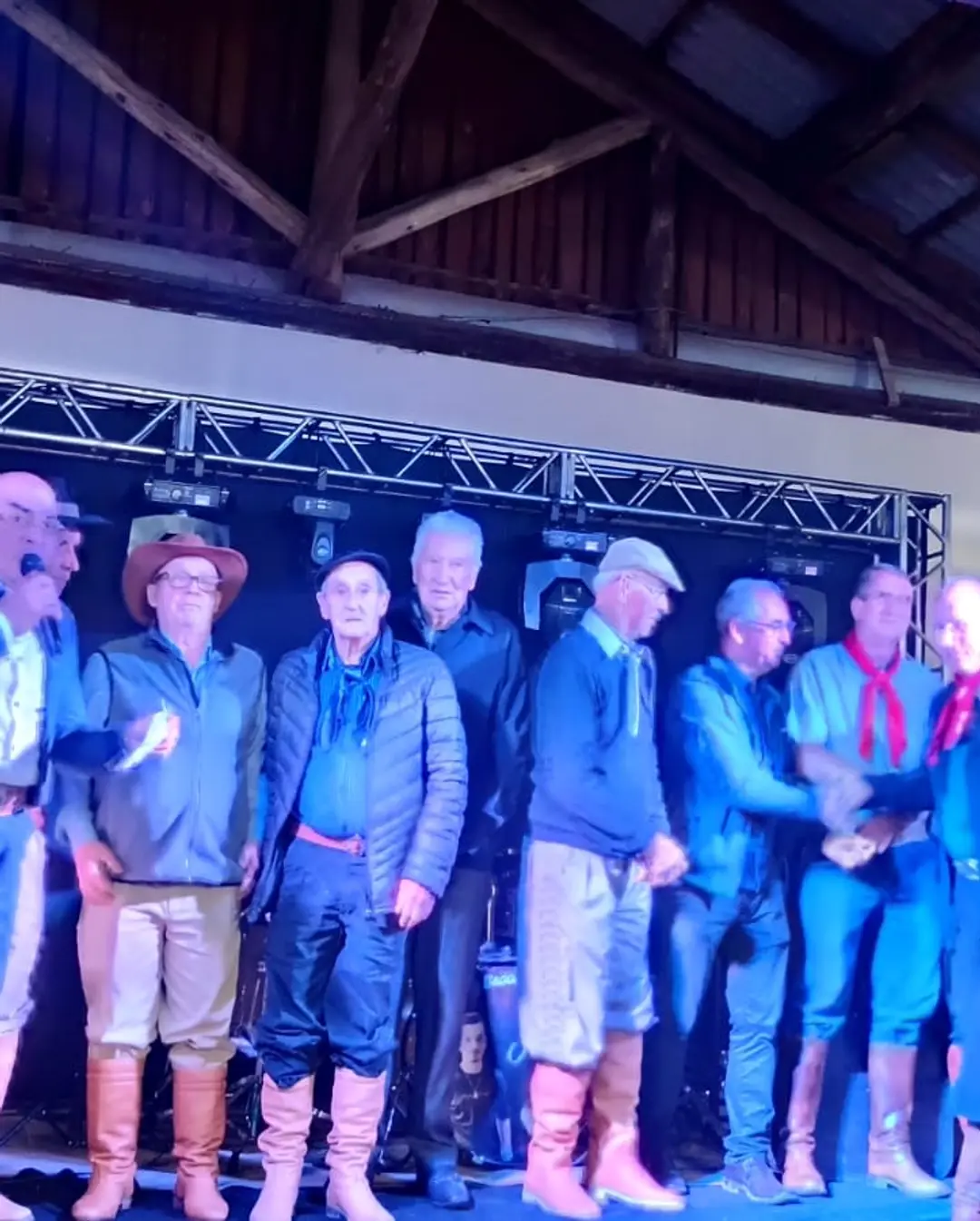 CTG Porteira do Faxinal Celebra Tradição Gaúcha em Praia Grande com Carreteiro e Homenagens