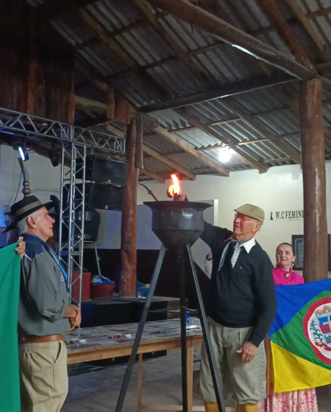 CTG Porteira do Faxinal Celebra Tradição Gaúcha em Praia Grande com Carreteiro e Homenagens