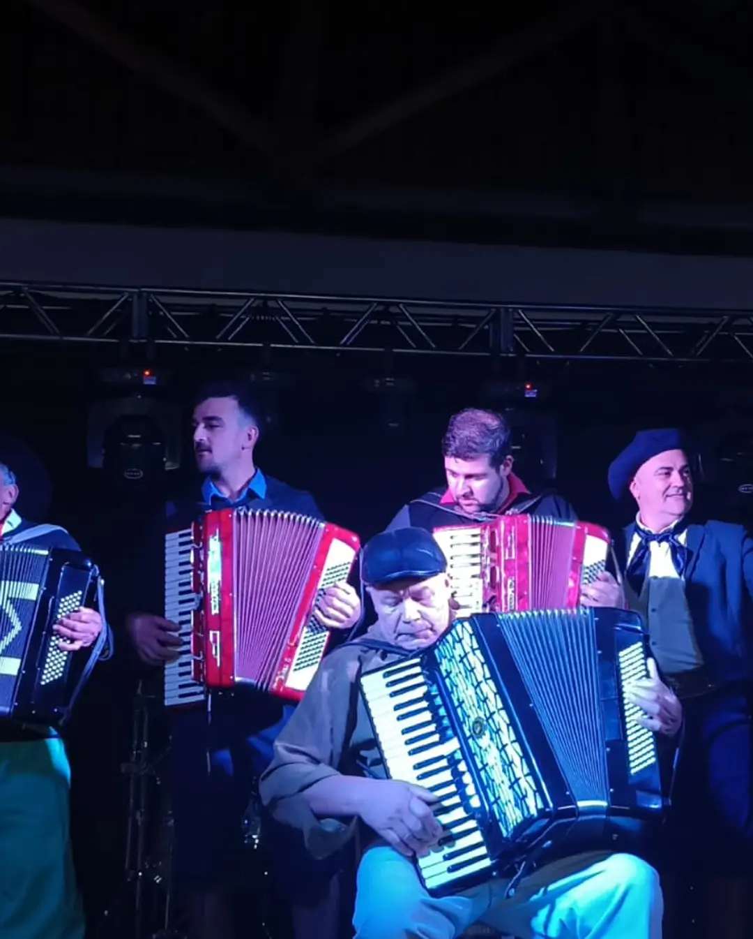 CTG Porteira do Faxinal Celebra Tradição Gaúcha em Praia Grande com Carreteiro e Homenagens
