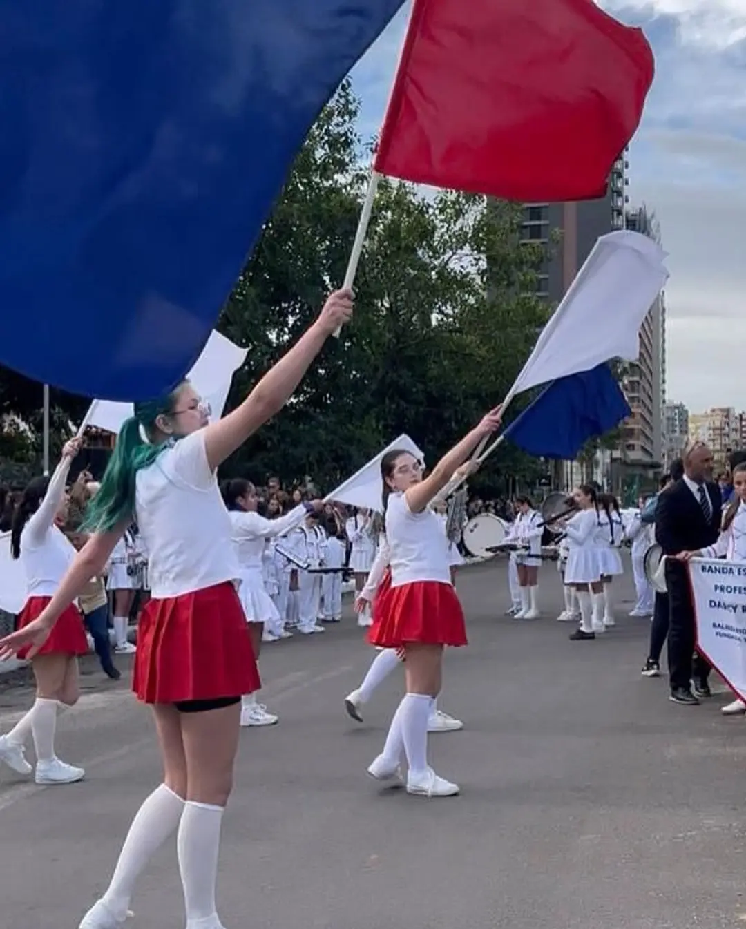 Banda Escolar Darcy Ribeiro de Balneário Gaivota Brilha em Desfiles no Sul do Brasil