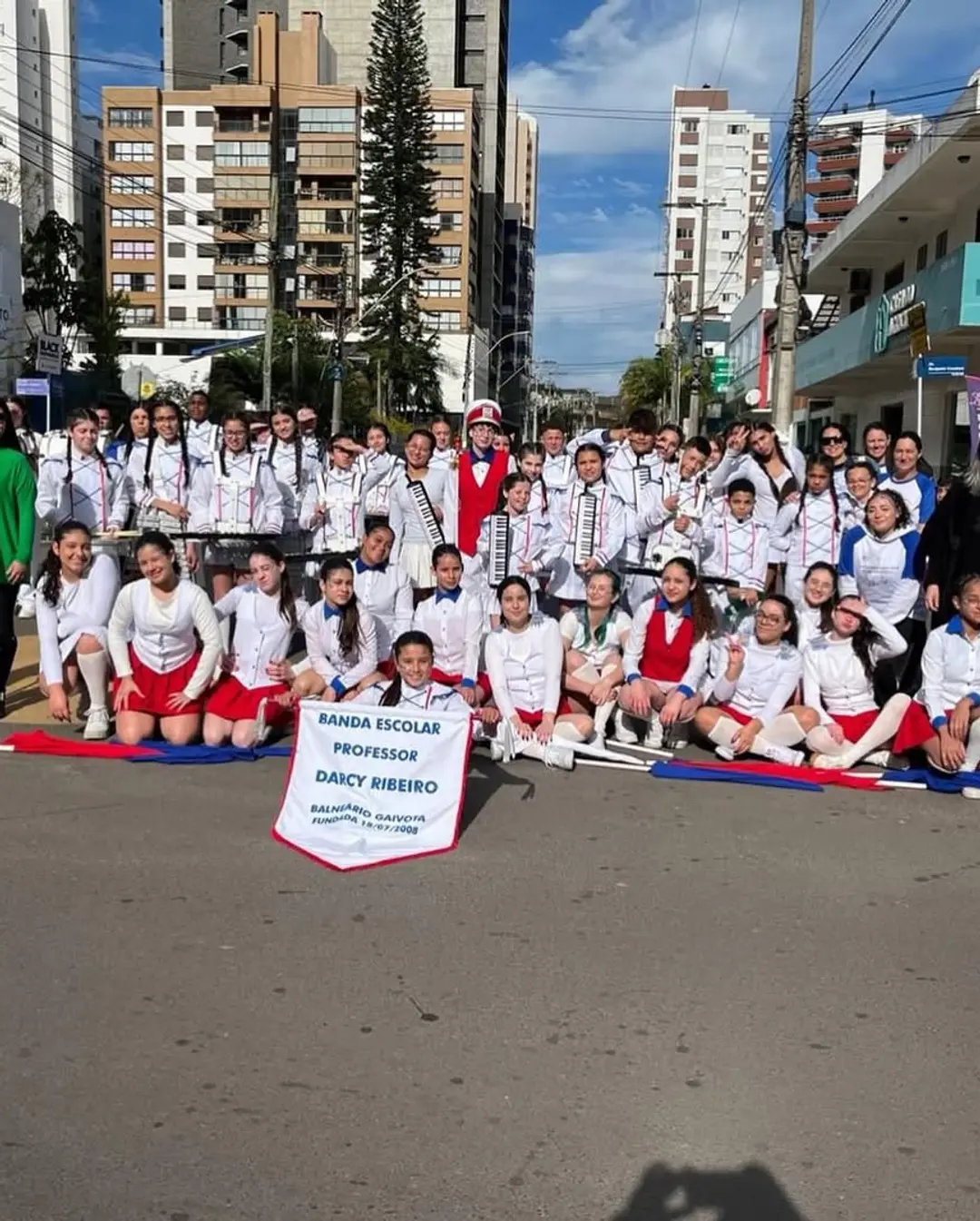 Banda Escolar Darcy Ribeiro de Balneário Gaivota Brilha em Desfiles no Sul do Brasil