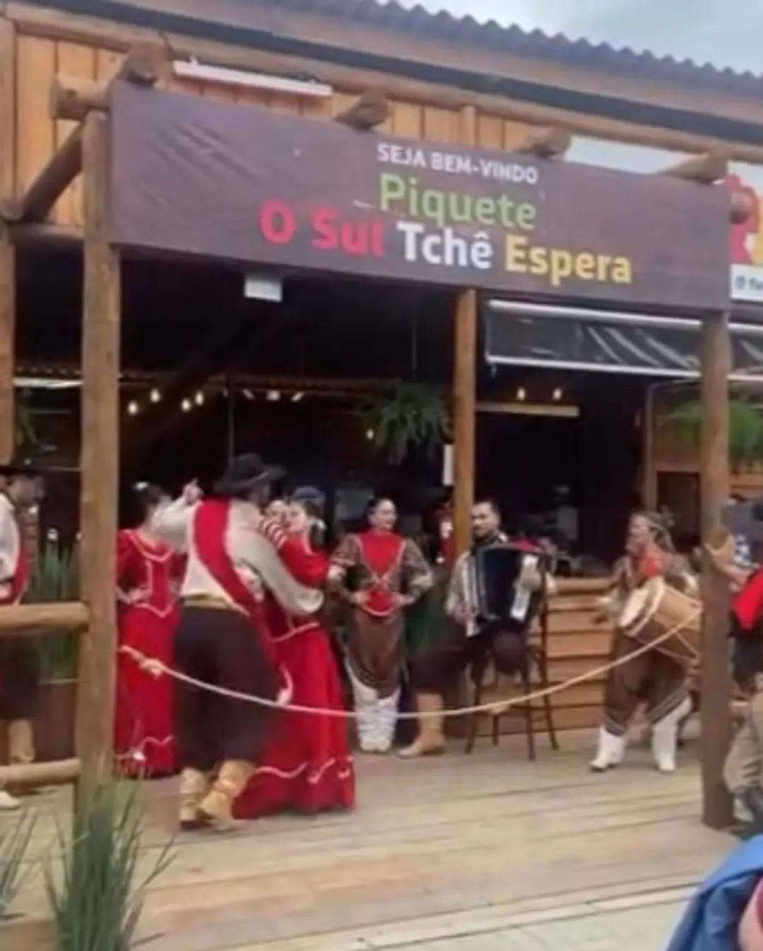 Semana Farroupilha em Porto Alegre Celebra Tradição Gaúcha com Churrasco e Dança