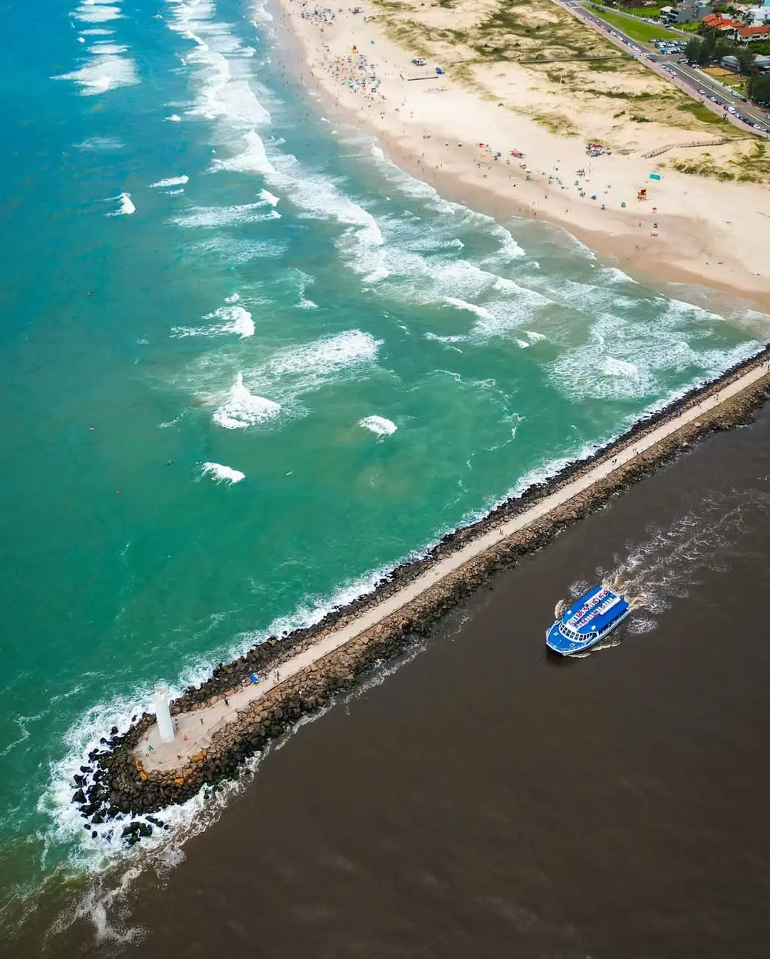 Praia dos Molhes em Torres: Um Paraíso para Surfistas e Turistas no Litoral Gaúcho