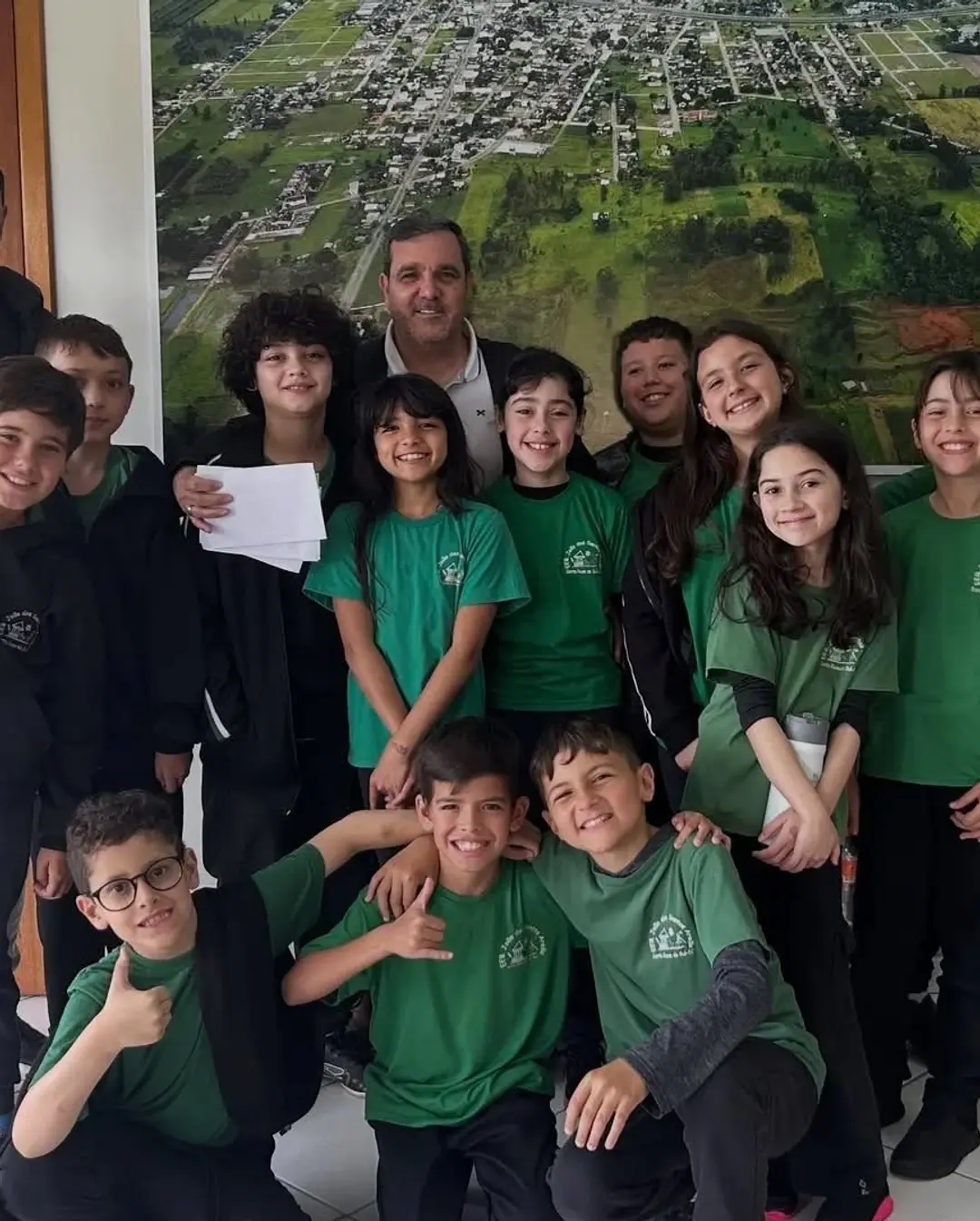 Alunos da Escola João dos Santos Areão Visitam o Prefeito e Levam Propostas para Santa Rosa do Sul