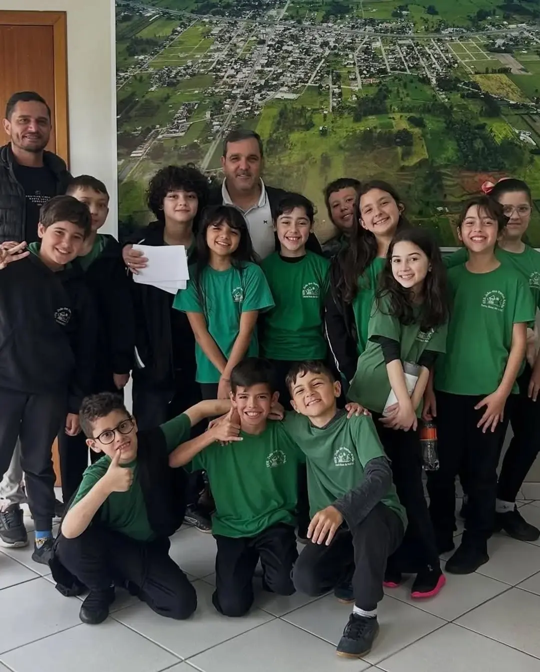 Alunos da Escola João dos Santos Areão Visitam o Prefeito e Levam Propostas para Santa Rosa do Sul