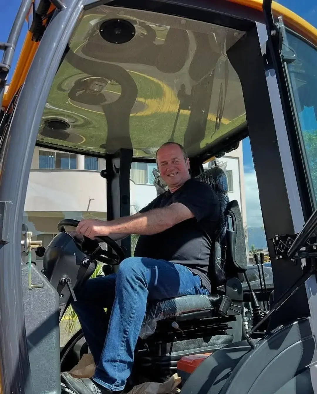 Mampituba Impulsiona Agricultura com Nova Retroescavadeira