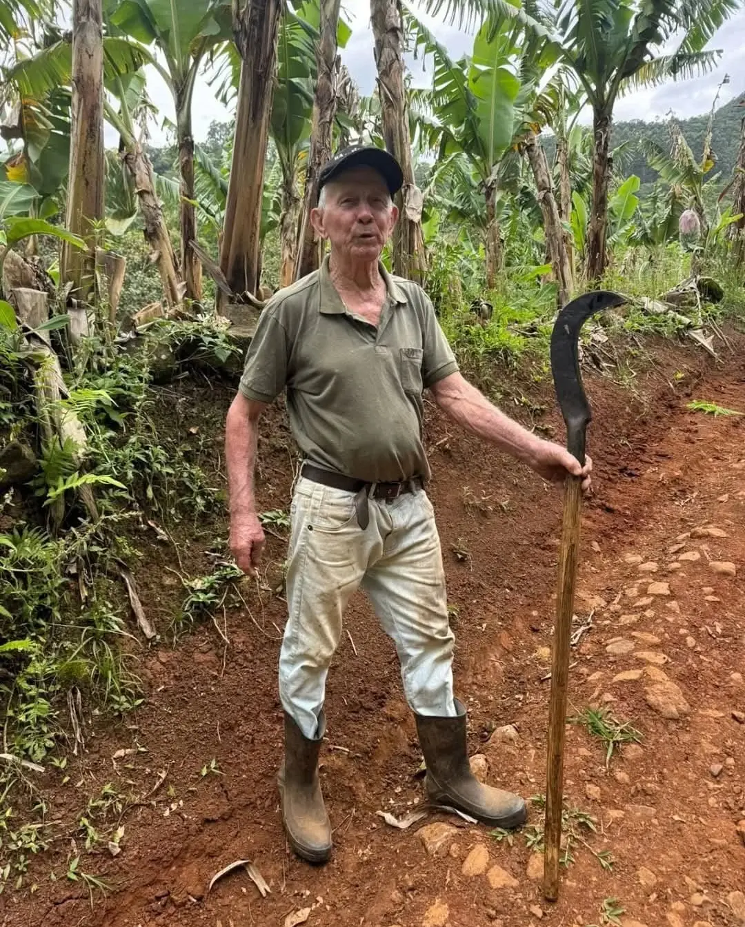 Prefeita de Três Cachoeiras Acompanha de Perto o Serviço de Hora Máquina em Propriedades Agrícolas