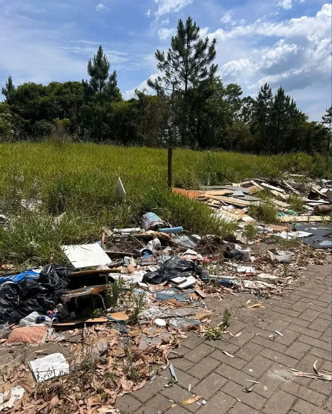 Descarte Irregular de Lixo Preocupa em Araranguá: Prefeitura Pede Colaboração da População