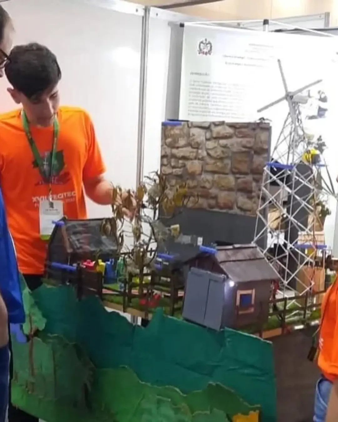 Estudantes de Morro Grande Apresentam Lar Ecológico Inovador na FECITEC/SC