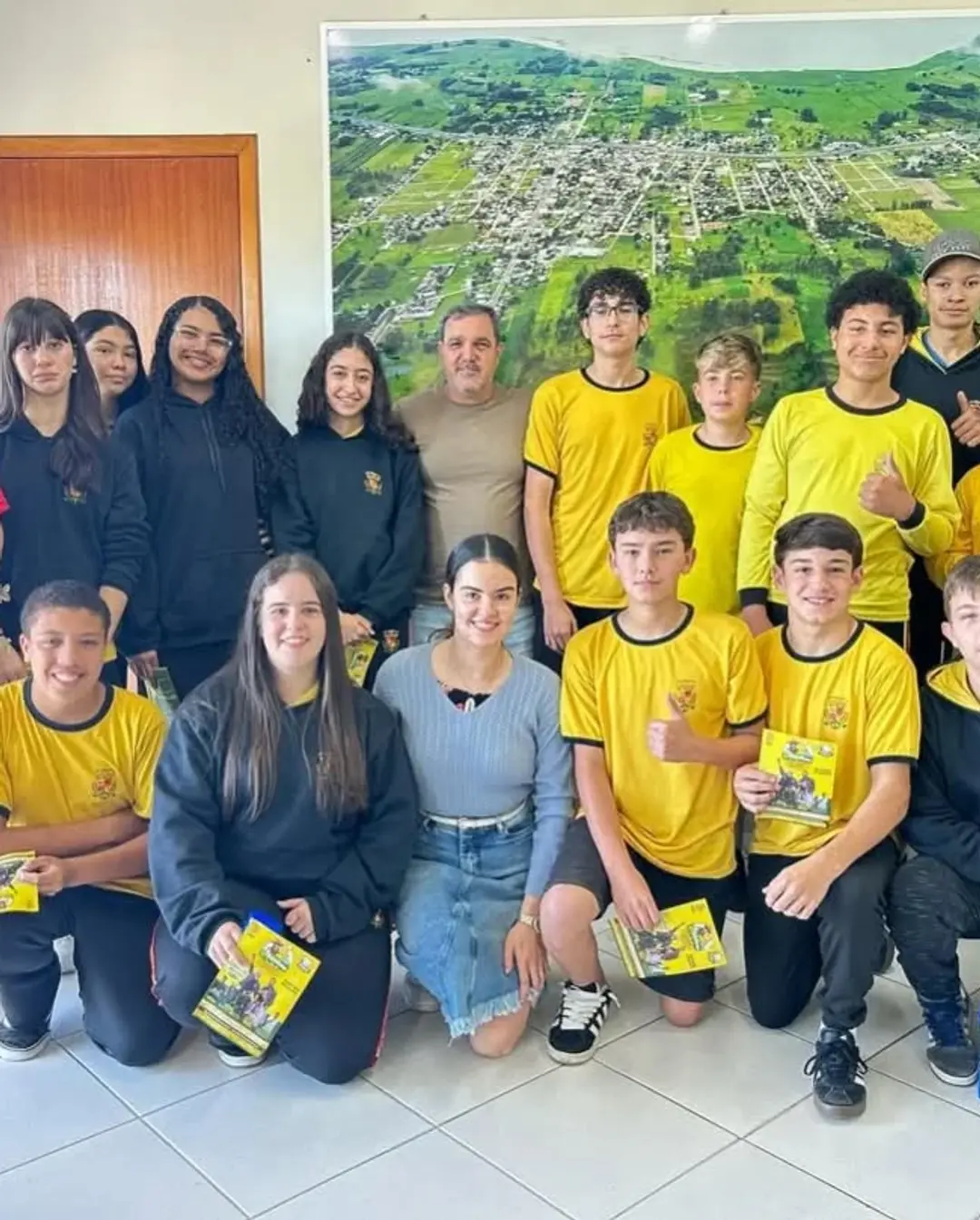 Prefeito de Santa Rosa do Sul Recebe Cartas de Alunos e Promete Respostas