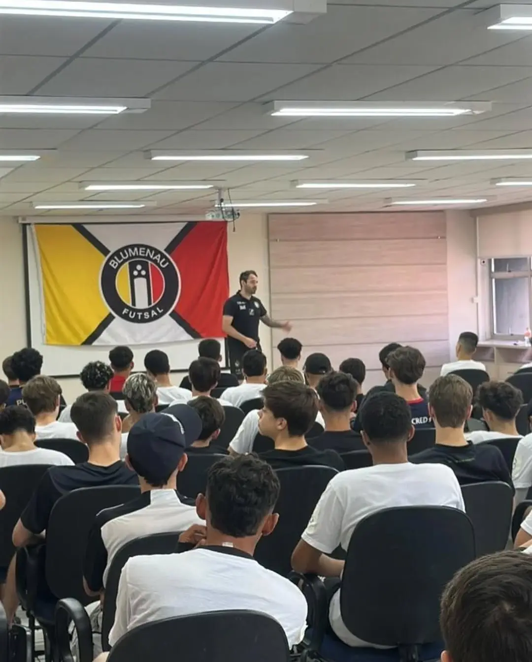 Balneário Gaivota Impulsiona Futsal: Jovens Talentos Brilham em Blumenau