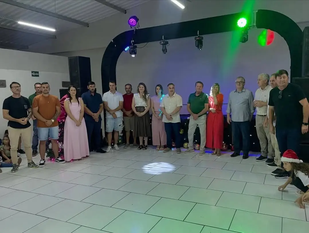 Natal Iluminado de Ermo Encanta Crianças e Famílias com Distribuição de Presentes