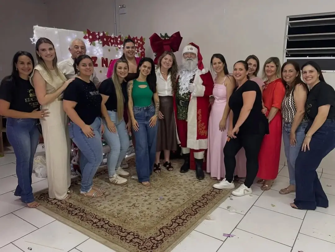 Natal Iluminado de Ermo Encanta Crianças e Famílias com Distribuição de Presentes