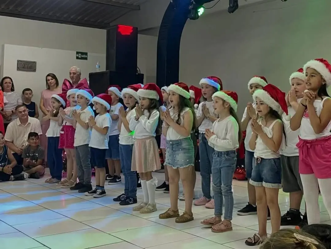 Natal Iluminado de Ermo Encanta Crianças e Famílias com Distribuição de Presentes