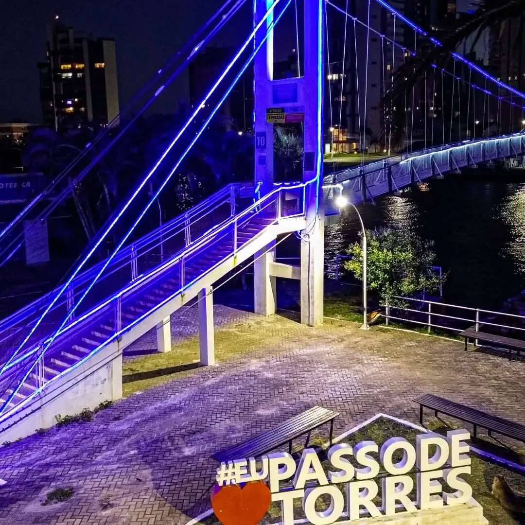 Ponte Pênsil de Passo de Torres Brilha no Natal Iluminado e Encanta Visitantes