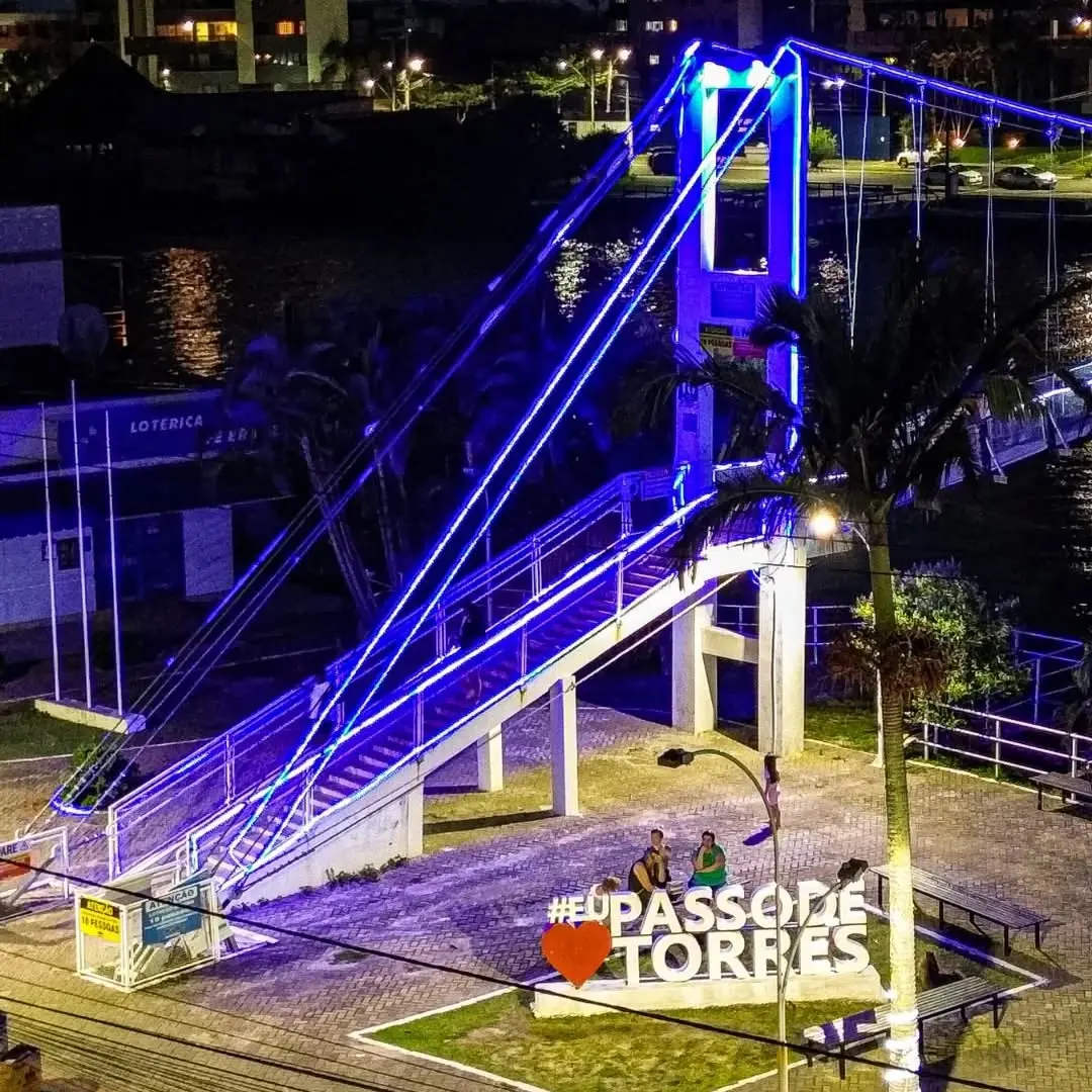 Ponte Pênsil de Passo de Torres Brilha no Natal Iluminado e Encanta Visitantes