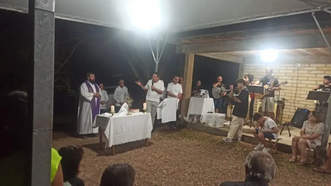 Comunidade de São João do Sul celebra nova iluminação do Oratório Frei Adercide
