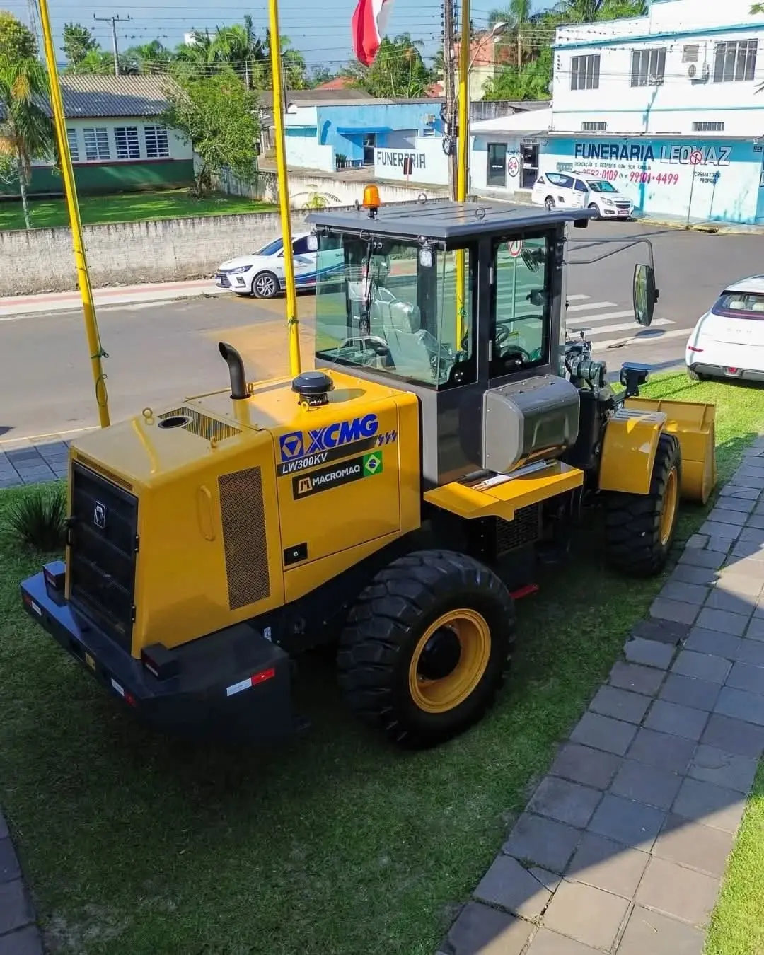 Praia Grande (SC) Recebe Nova Pá Carregadeira para Reforçar a Secretaria de Obras