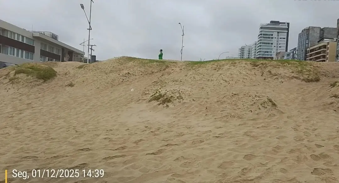 Ventos Fortes Soterram Escadaria Histórica da Praia Grande em Torres, RS, em 2025