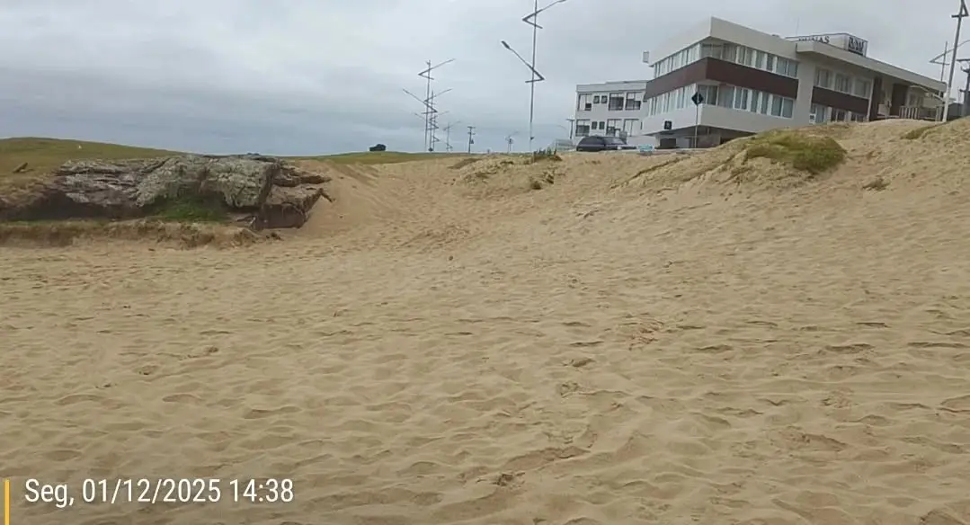 Ventos Fortes Soterram Escadaria Histórica da Praia Grande em Torres, RS, em 2025