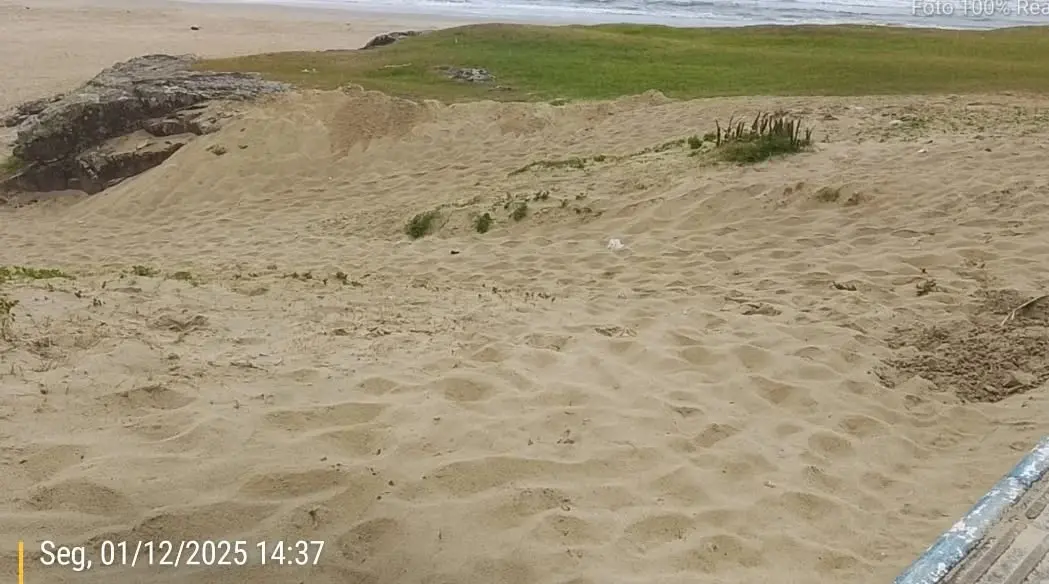 Ventos Fortes Soterram Escadaria Histórica da Praia Grande em Torres, RS, em 2025