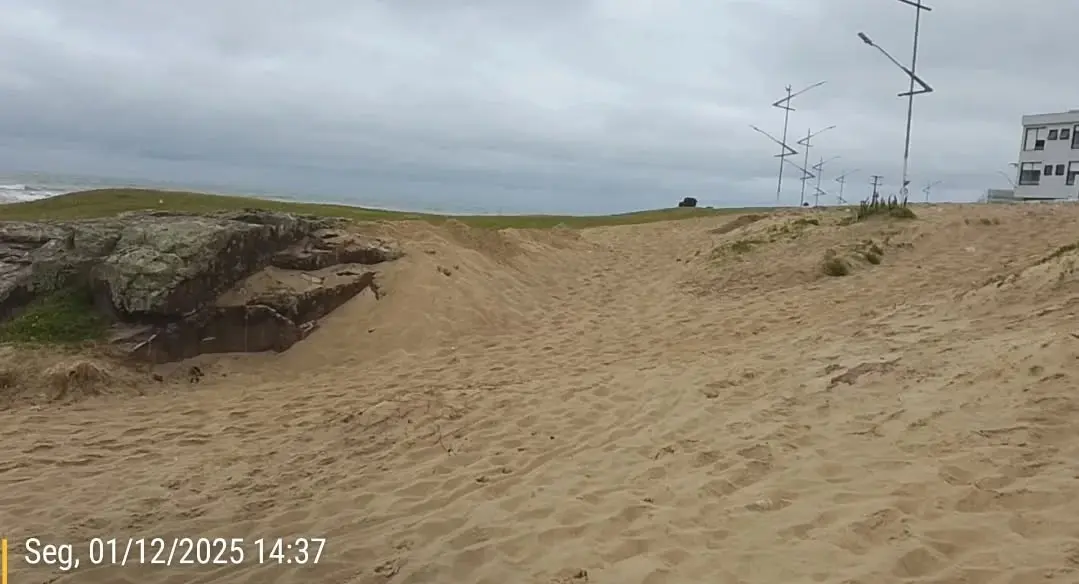 Ventos Fortes Soterram Escadaria Histórica da Praia Grande em Torres, RS, em 2025