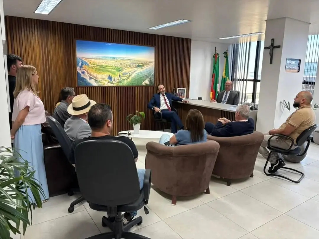 Prefeito de Torres, RS, Recebe Secretário de Logística em Visita de Cortesia