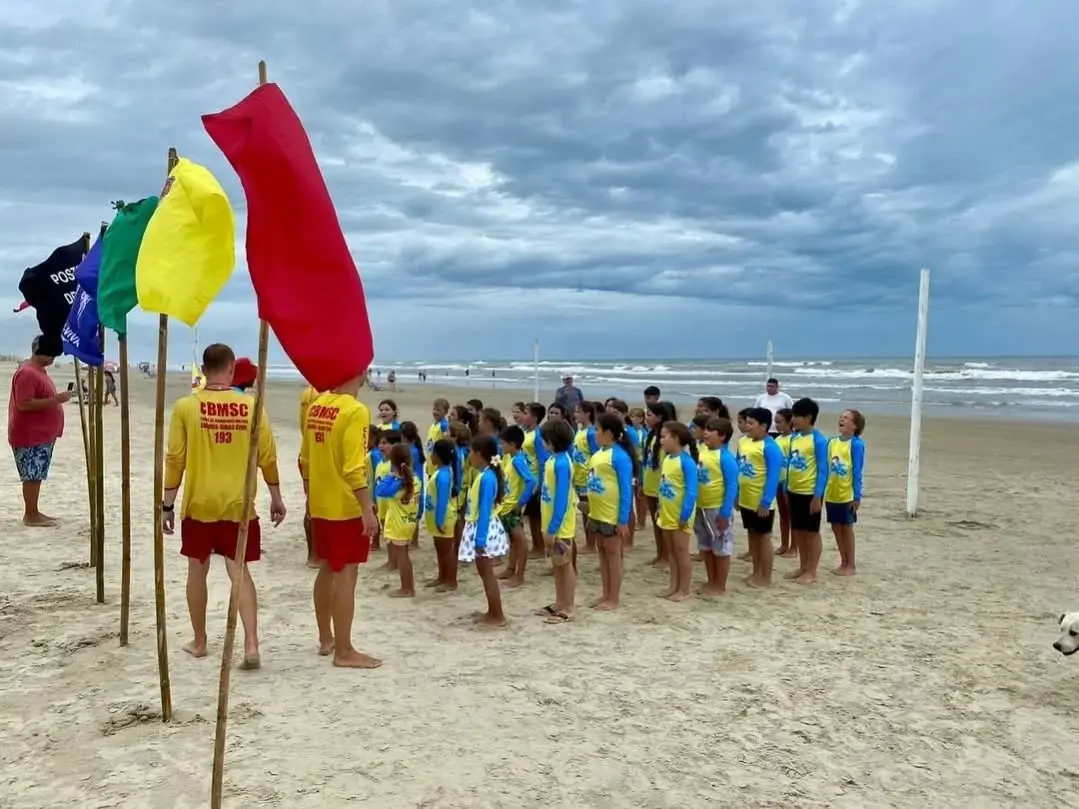 Programa Golfinho 2026 forma primeira turma em Balneário Gaivota com foco na segurança aquática