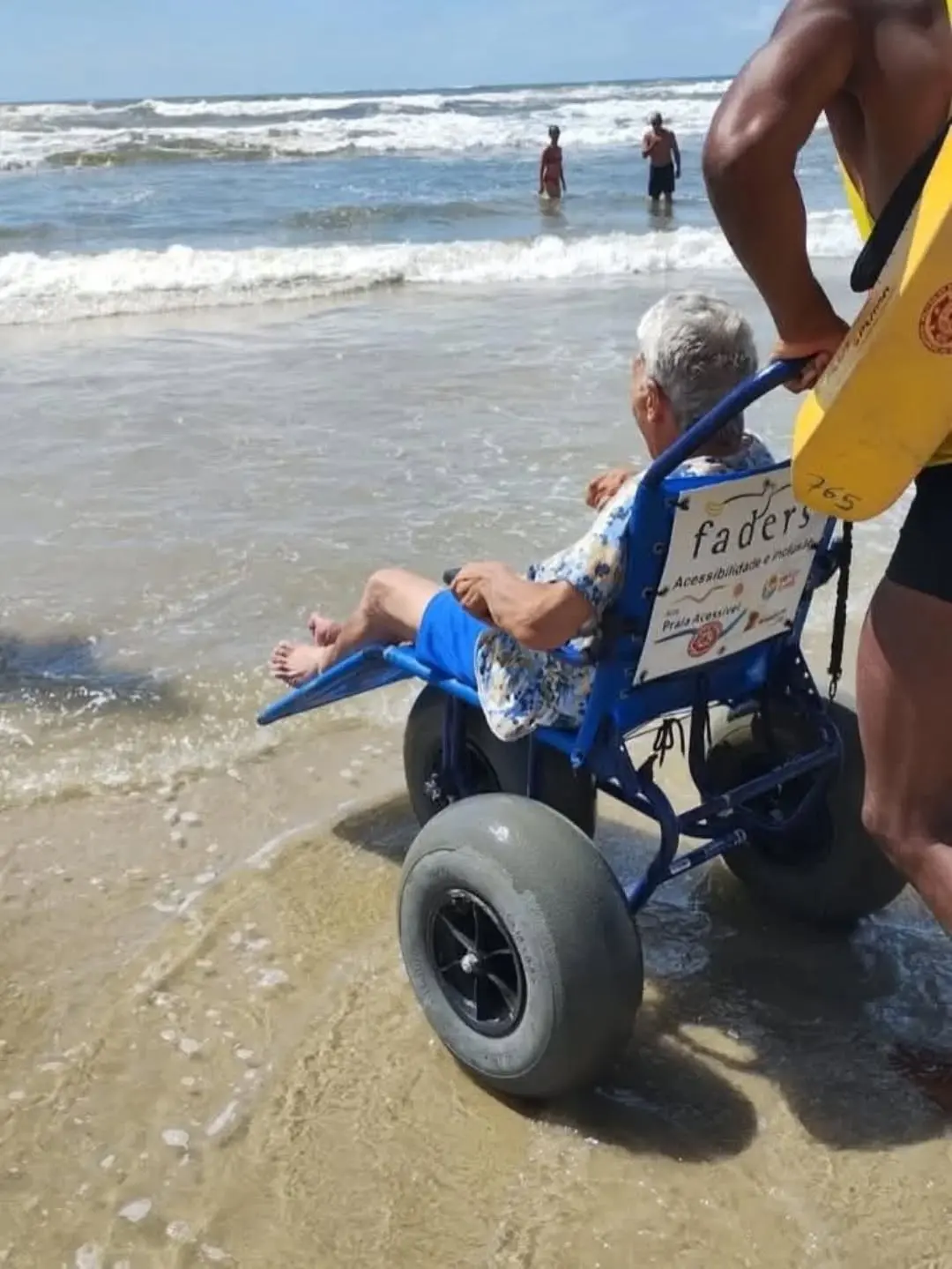 Torres Inclusiva: Praia da Guarita Oferece Banho Assistido com Cadeiras Anfíbias