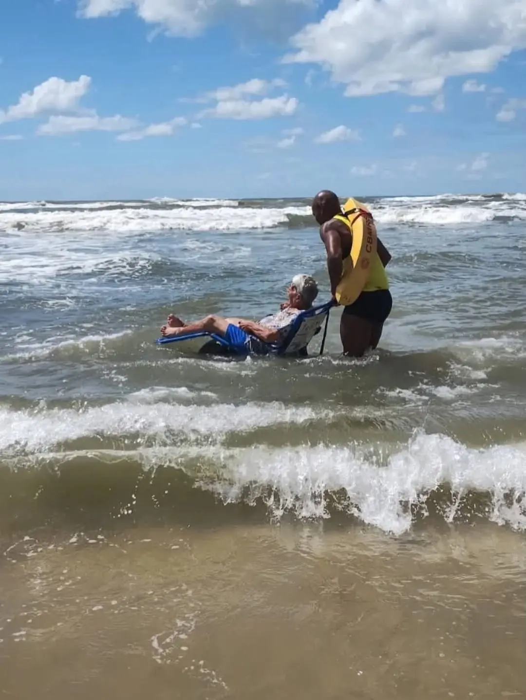 Torres Inclusiva: Praia da Guarita Oferece Banho Assistido com Cadeiras Anfíbias