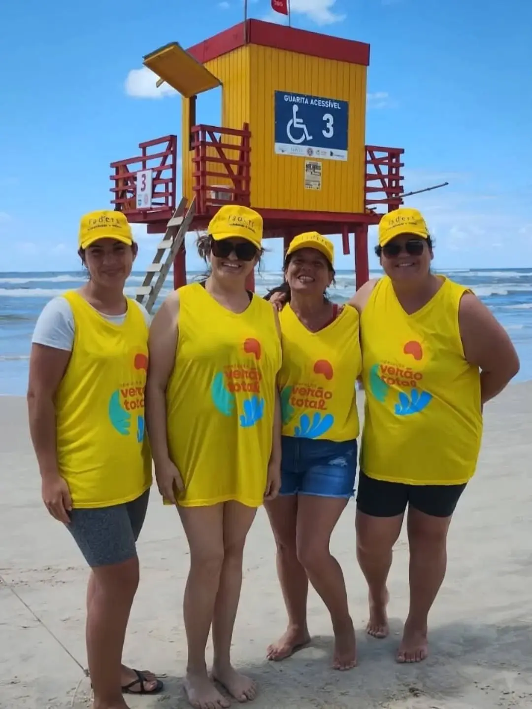 Torres Inclusiva: Praia da Guarita Oferece Banho Assistido com Cadeiras Anfíbias