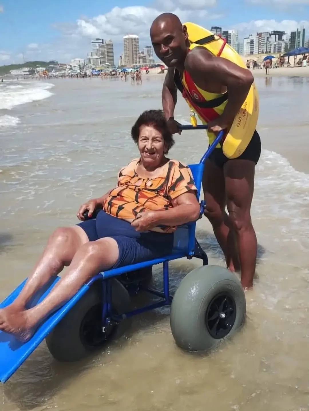 Torres Inclusiva: Praia da Guarita Oferece Banho Assistido com Cadeiras Anfíbias