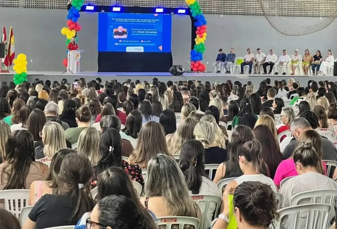 Santa Rosa do Sul Sedia Evento de Educação com Foco em Conflitos Geracionais