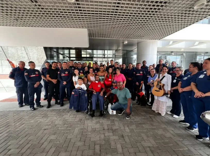 Após 65 dias internado, bombeiro Dandinho recebe alta e emociona região