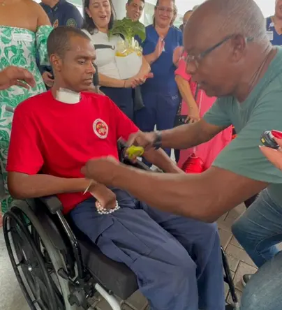 Após 65 dias internado, bombeiro Dandinho recebe alta e emociona região