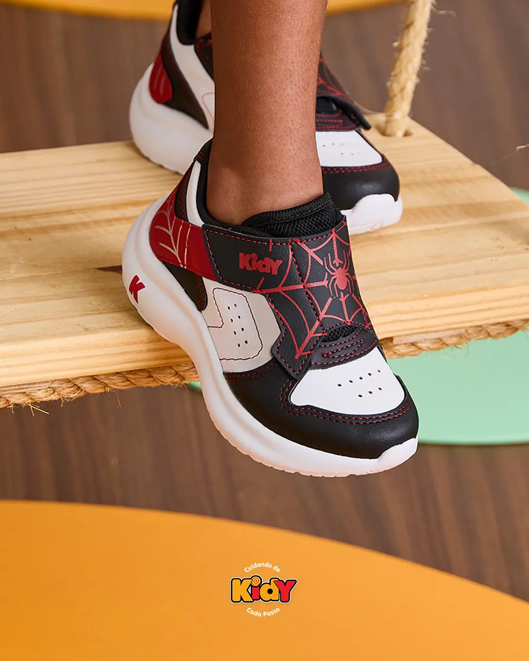 Aventura e Leveza: Descubra o Kidy Nuvem com Estampa de Aranha para Pequenos Exploradores