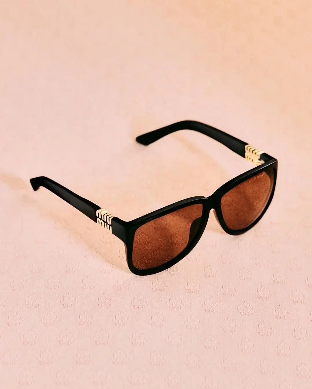 Miu Miu Rescreve o Luxo Contemporâneo com Nova Coleção de Óculos na Guzzatti