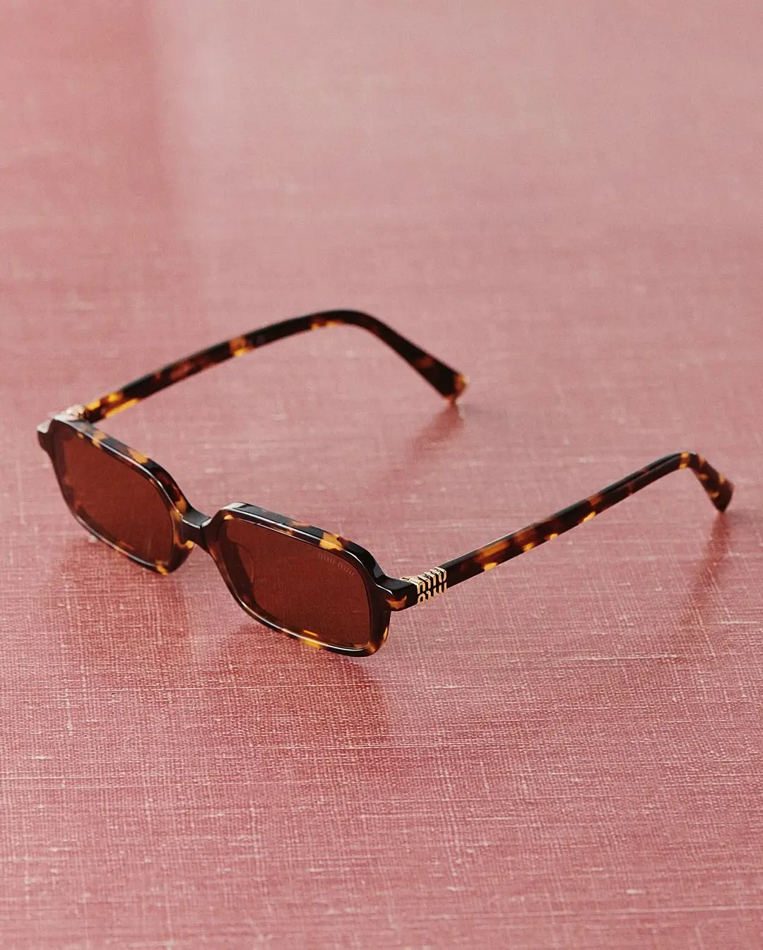 Miu Miu Rescreve o Luxo Contemporâneo com Nova Coleção de Óculos na Guzzatti