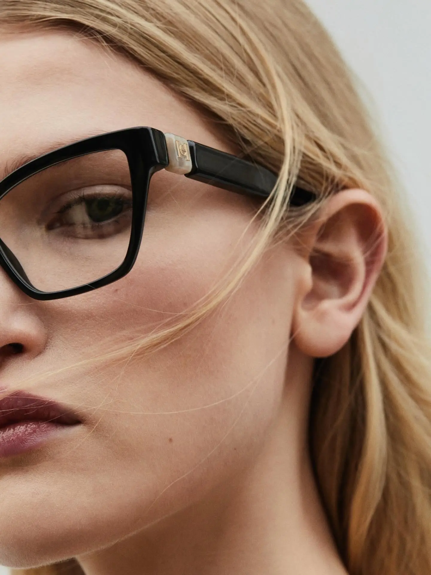 Elegância Atemporal: Presenteie com Óculos Carolina Herrera neste Natal