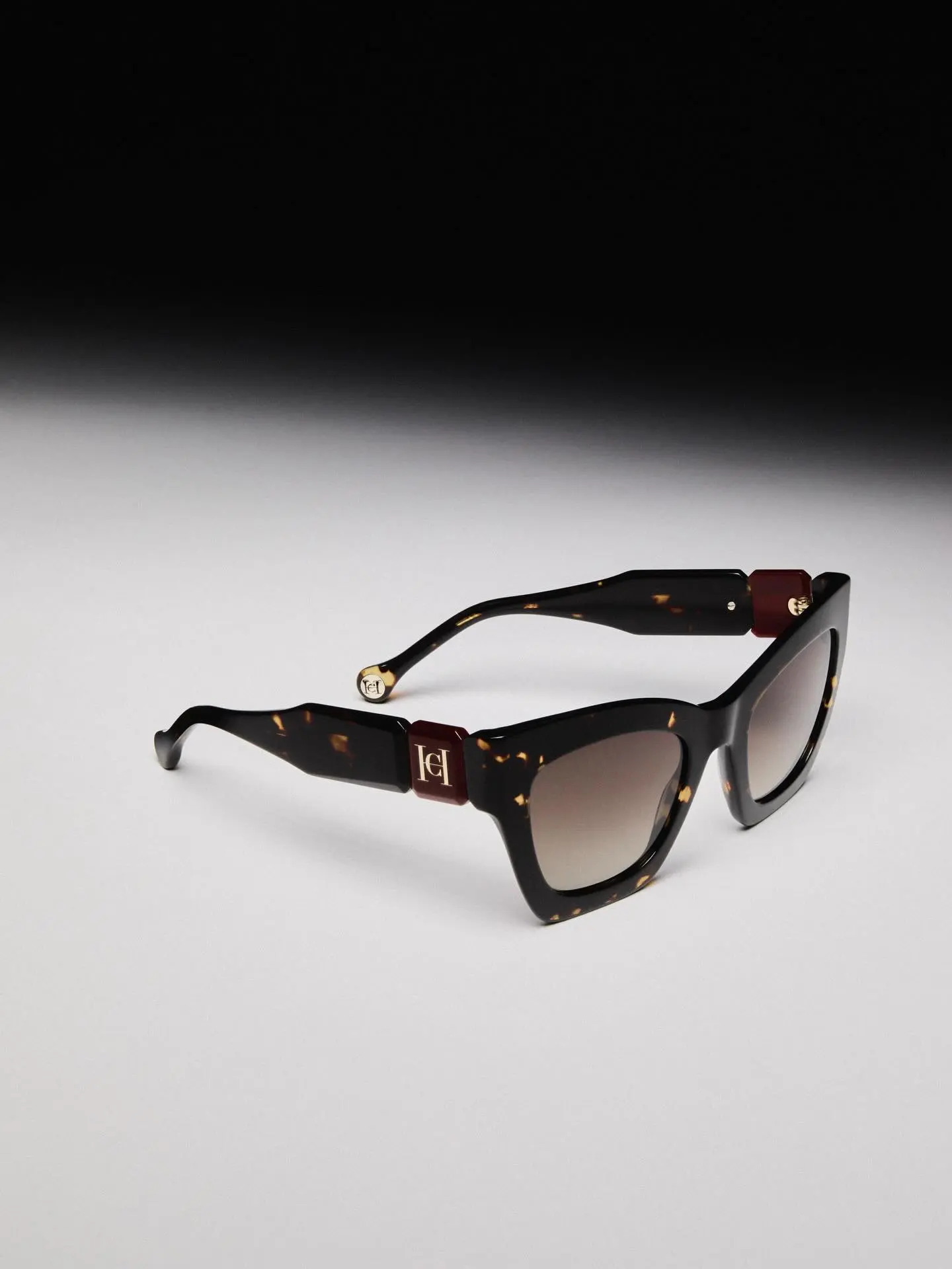 Elegância Atemporal: Presenteie com Óculos Carolina Herrera neste Natal