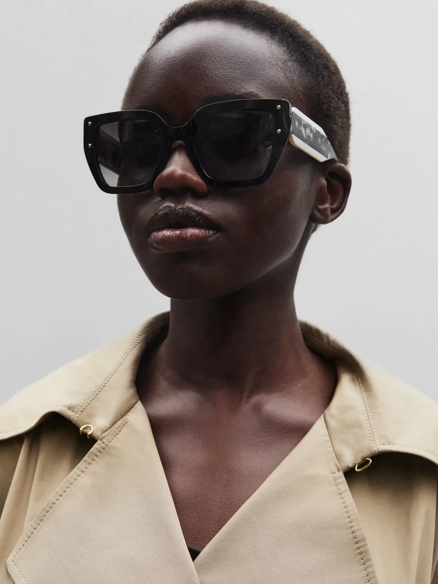 Elegância Atemporal: Presenteie com Óculos Carolina Herrera neste Natal