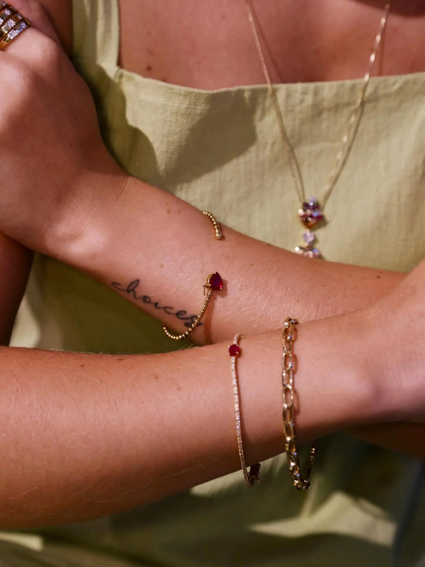 Natal Radiante: A Magia das Joias de Ouro e Rubi para Presentear