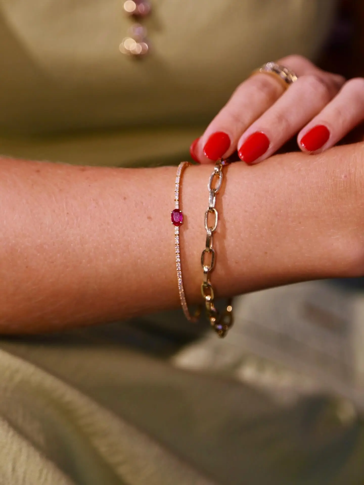 Natal Radiante: A Magia das Joias de Ouro e Rubi para Presentear