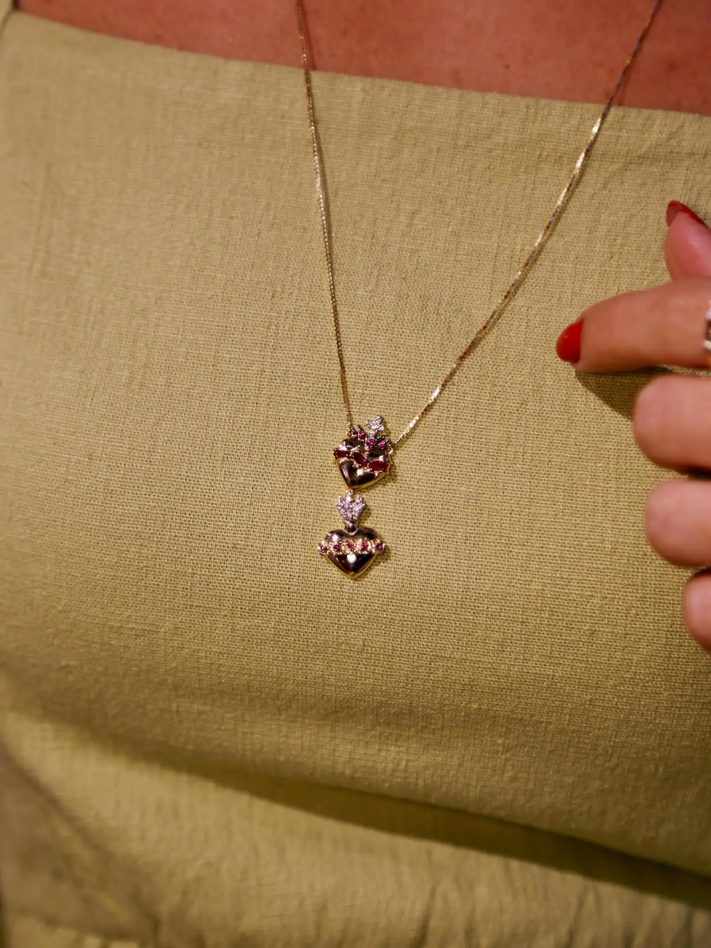 Natal Radiante: A Magia das Joias de Ouro e Rubi para Presentear