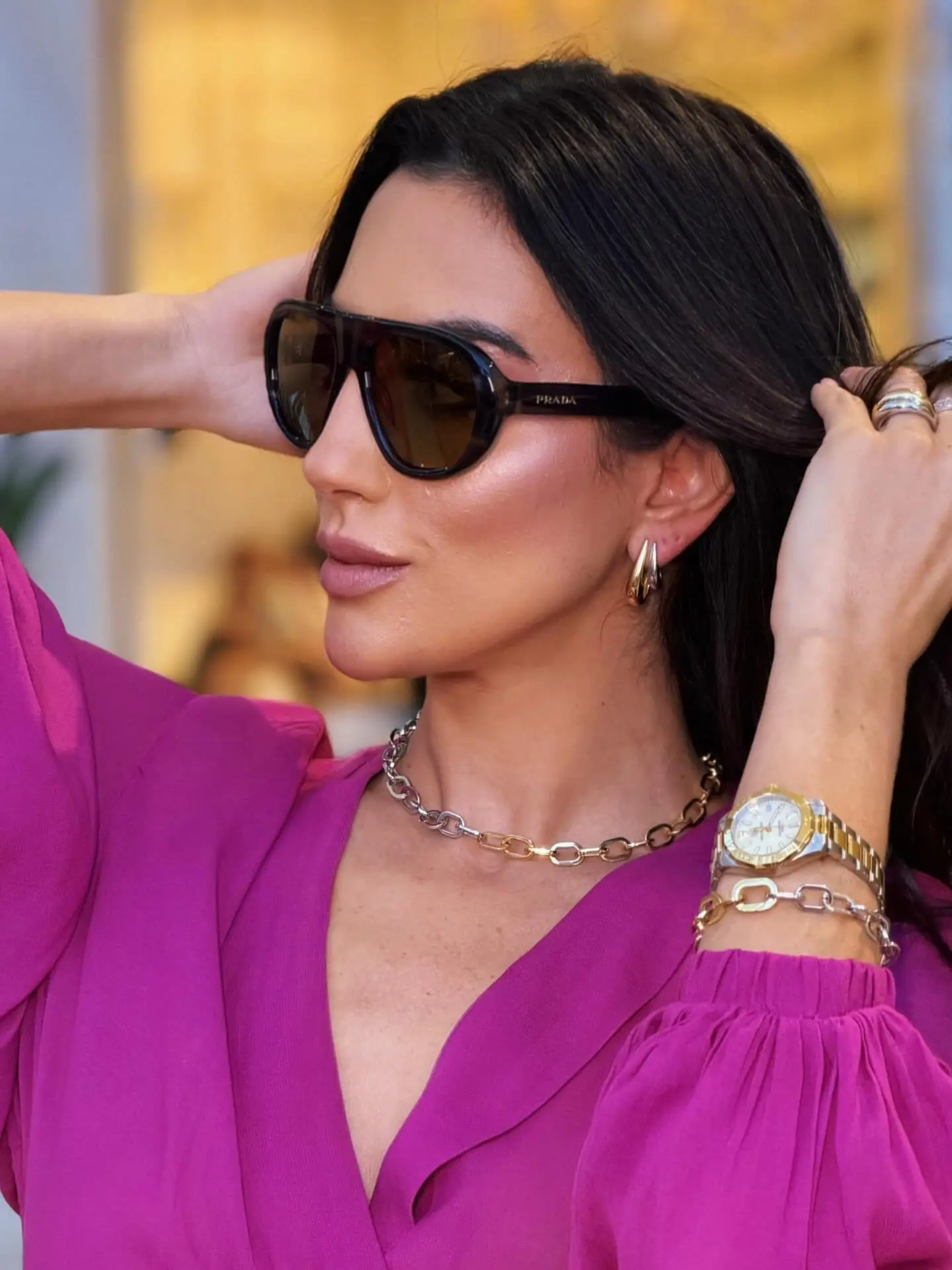 Verão Radiante: Descubra a Combinação Perfeita de Joias, Óculos Prada e Relógios para a Estação