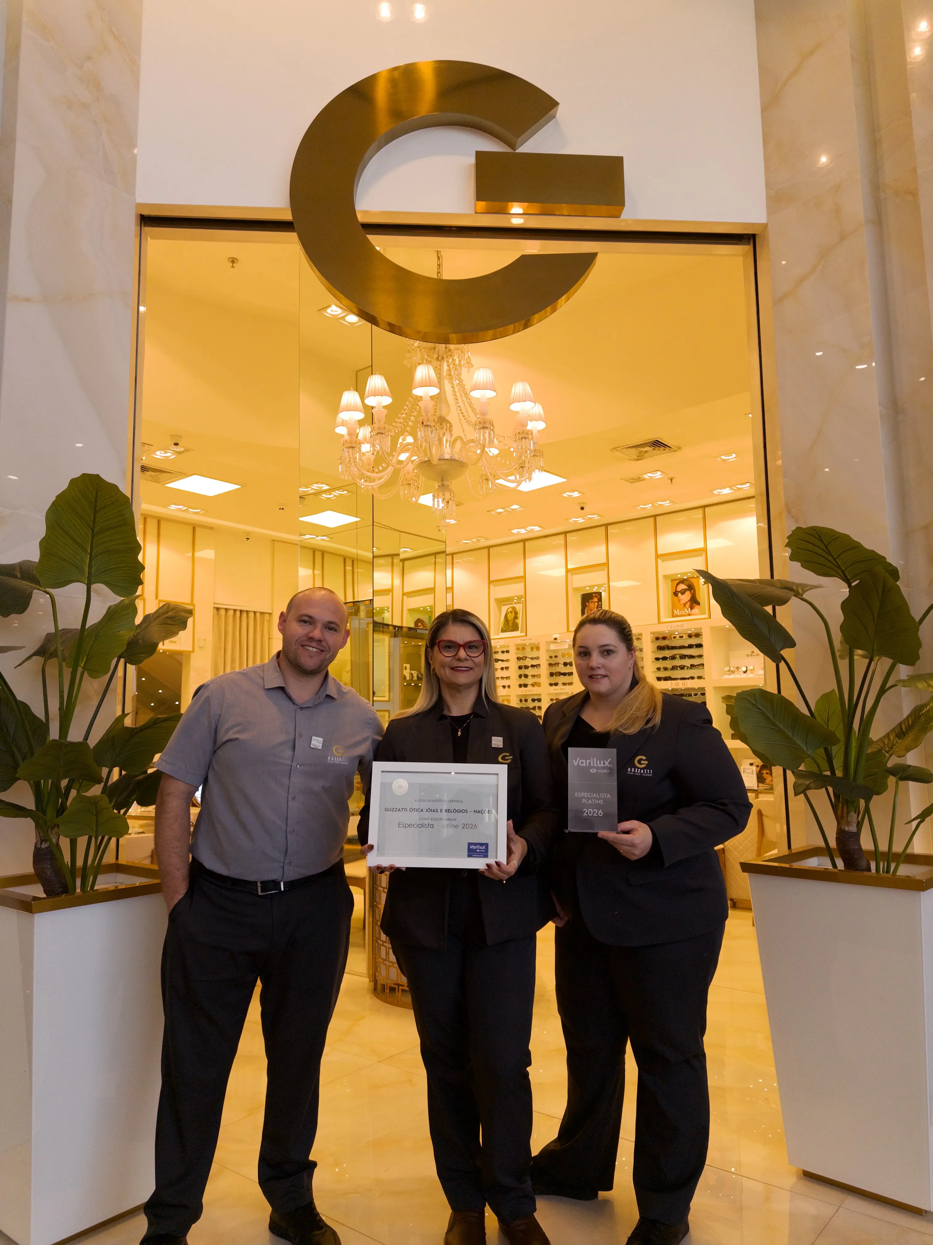 Guzzatti Conquista Placas Essilor Especialista Platine e Select: Excelência em Ótica Reconhecida